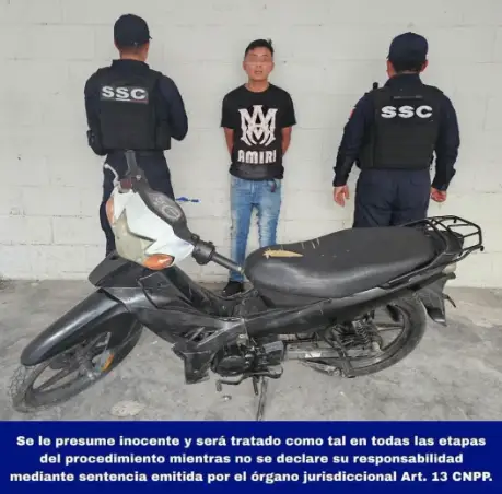 DETIENEN A MOTOCICLISTA, EN LA COLONIA EMILIANO ZAPATA