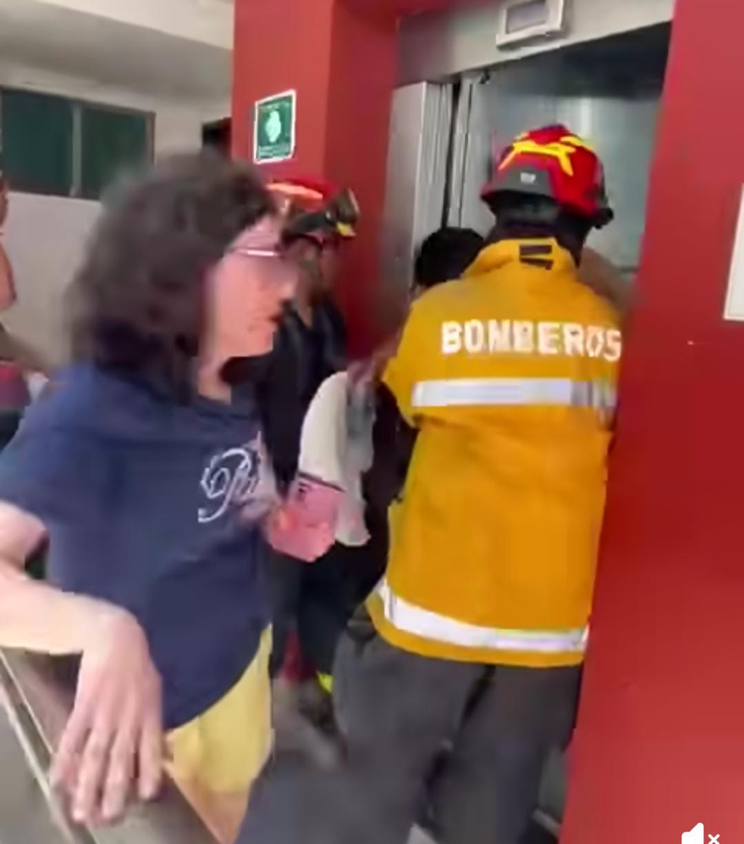 ¡ACCION OPORTUNA DE LOS BOMBEROS SALVA A PERSONAS ATRAPADAS EN ELEVADOR!