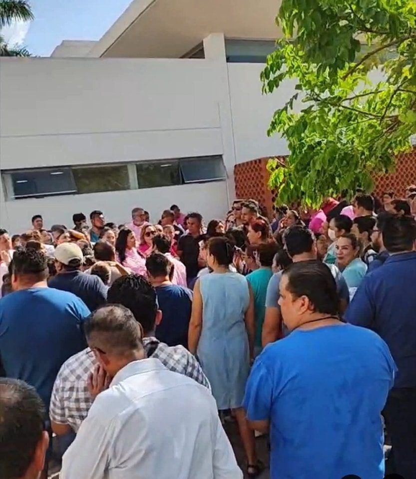 SE MANIFIESTAN LOS PROPIOS TRABAJADORES DEL IMSS EN LA CAPITAL DEL ESTADO.
