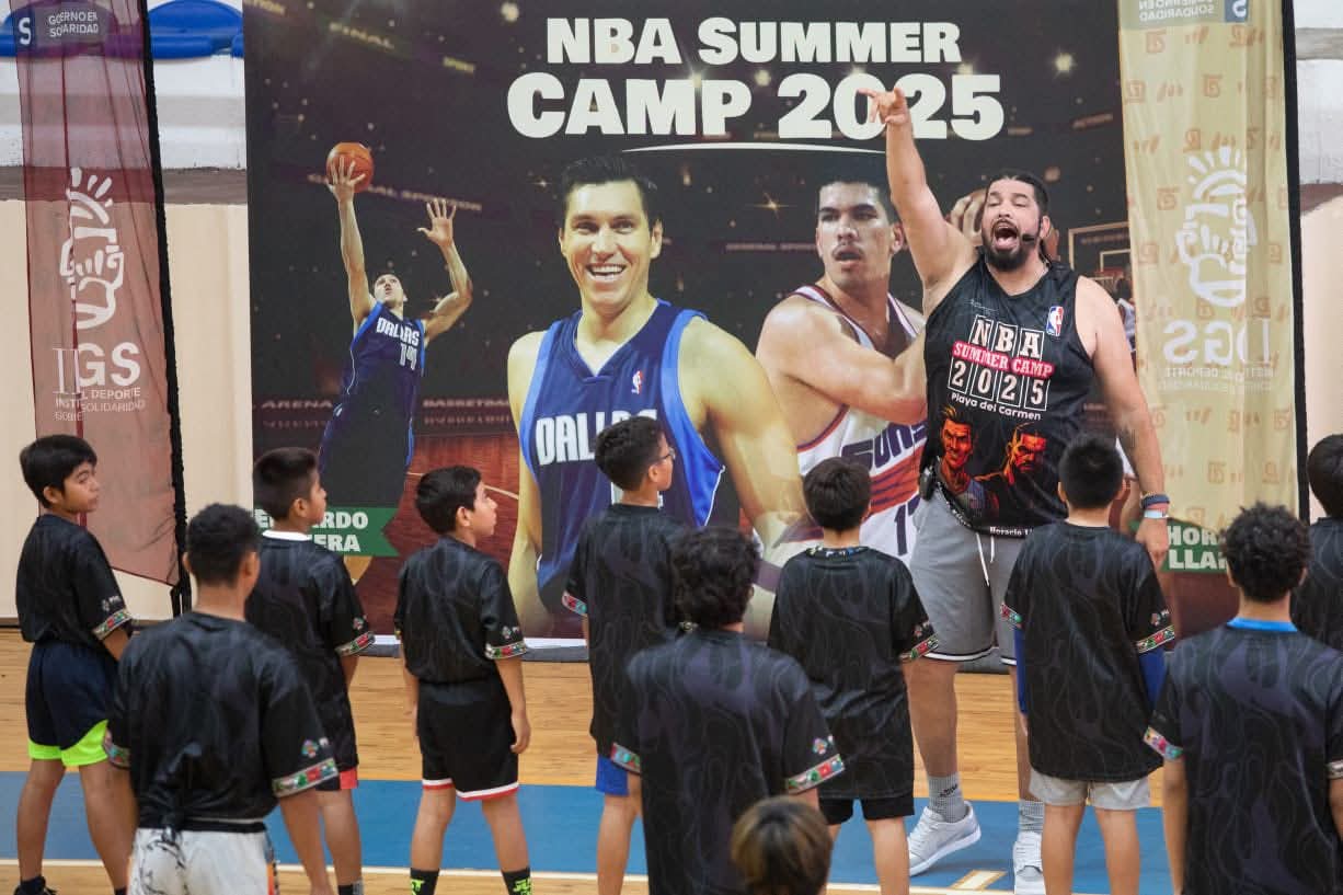 🏀 Eduardo Nájera y Horacio Llamas comparten su experiencia a jóvenes basquetbolistas de Playa del Carmen durante el NBA Summer Camp.