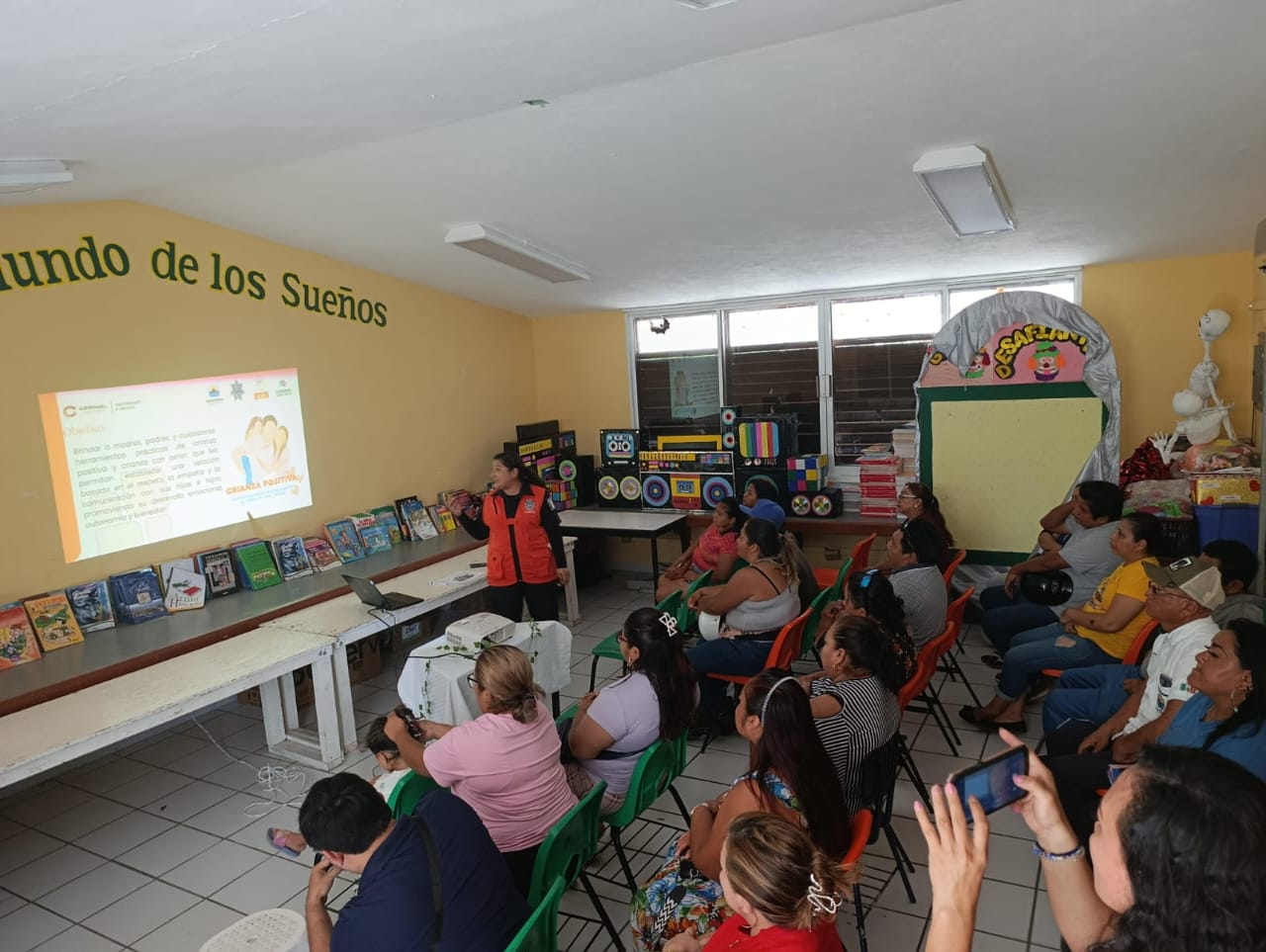Impulsa acciones para fortalecer el ámbito escolar