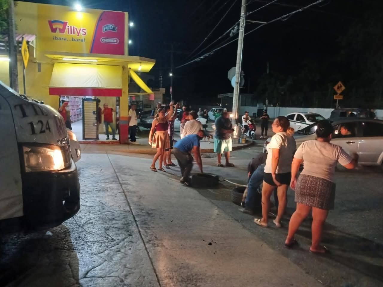 Bloqueo y quema de llantas en Cancún por apagón; CFE atribuye corte a mantenimiento programado