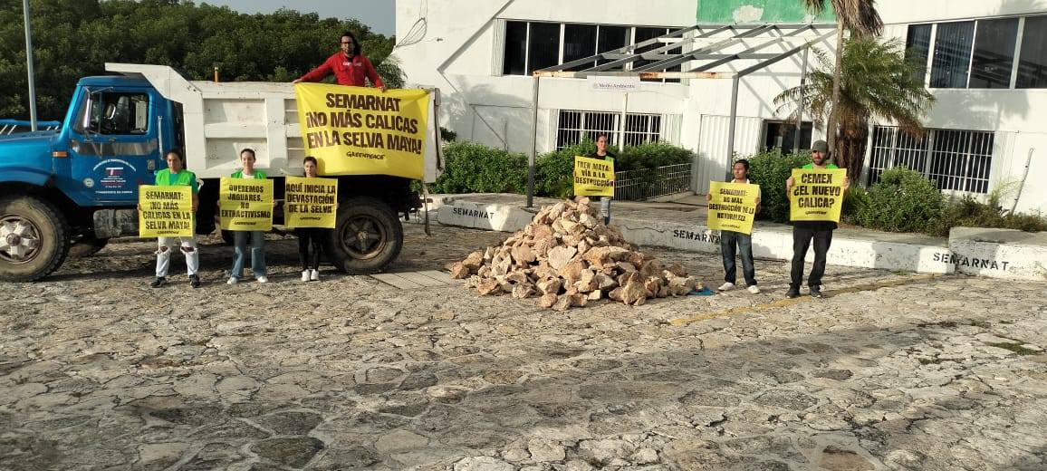 Greenpeace México protesta ante SEMARNAT en Cancún; tira material pétreo frente a la sede de esta dependencia