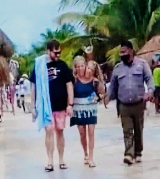 ‼️MUJER DE DOS CABEZAS VISITA MAHAHUAL. SE TRATA DE LAS SIAMESAS HENSEL.‼️