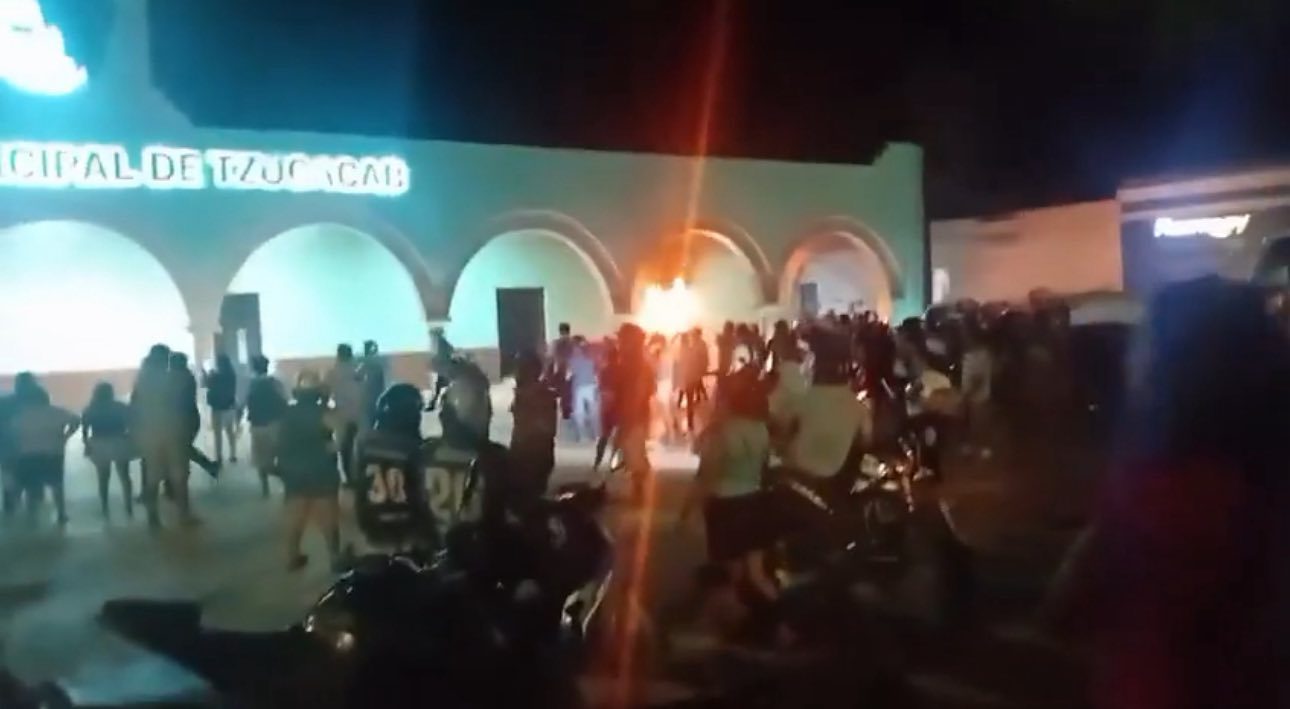 Queman palacio municipal en Tzucacab,Yucatán. Tras fallecimiento de un preso en cárcel municipal.