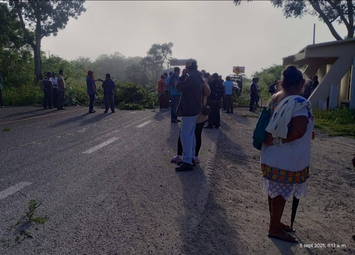 Bloqueo carretero en el sur de Quintana Roo