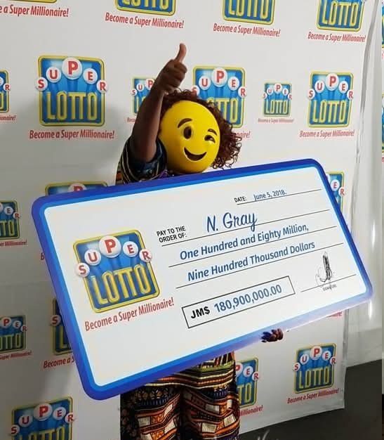 Se ganó 180 millones de dólares jamaicanos y fue a cobrar el premio con una máscara de emoji.