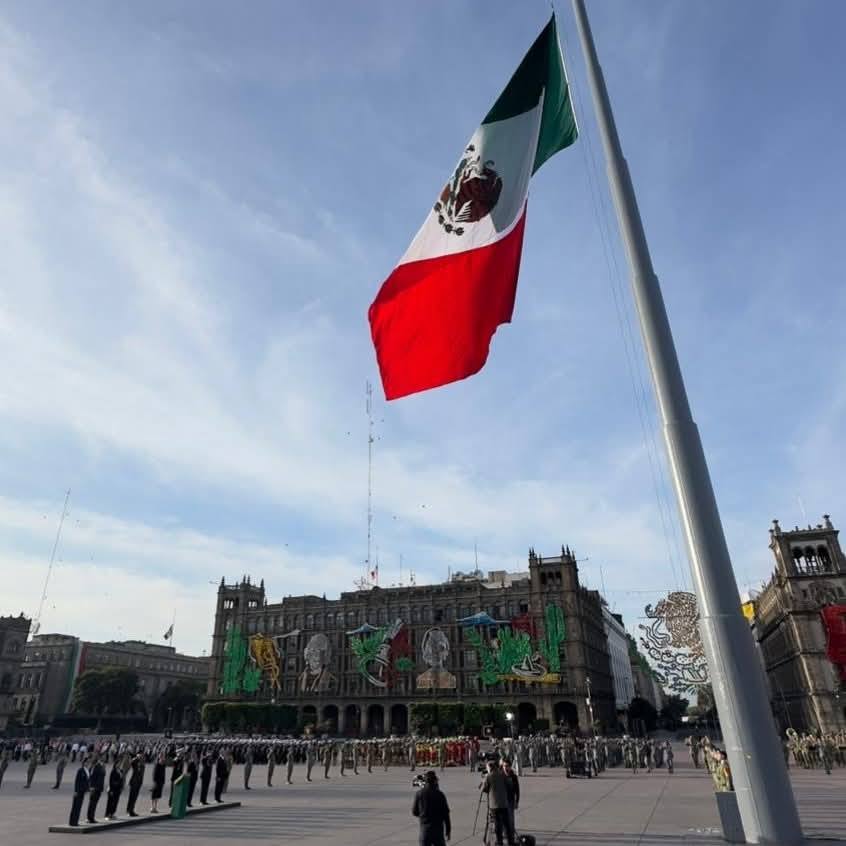 Sheinbaum iza Bandera a media asta en memoria de víctimas de sismos de 1985 y 2017.