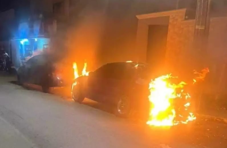 🚨 Alarma en Cozumel: Incendian intencionalmente dos vehículos en la Colonia 10 de Abril 🚨