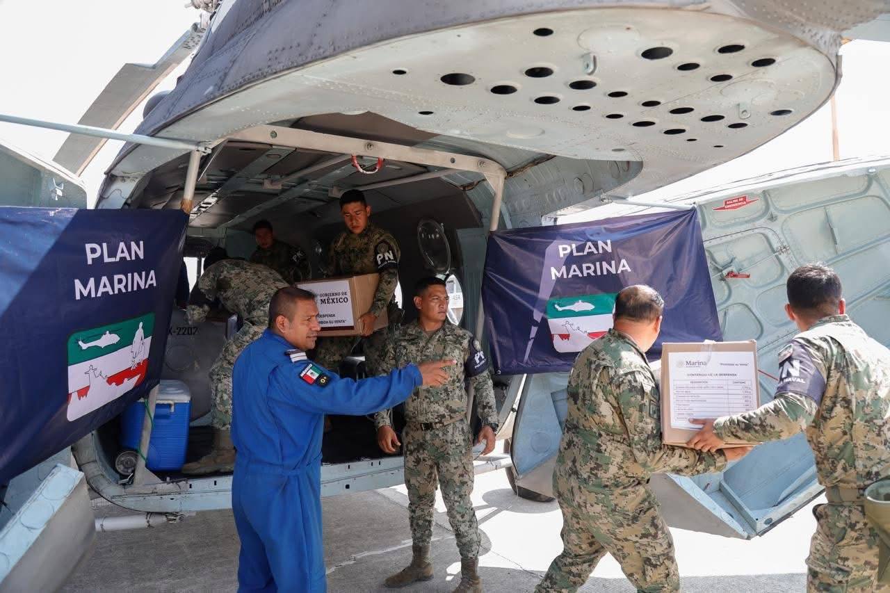 La tripulación del helicóptero ANX-2202 de la Armada de México lleva seis toneladas de víveres entregadas a damnificados por las lluvias de la semana pasada.