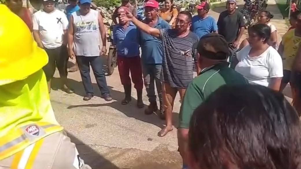 En #JoséMaríaMorelos habitantes retienen a trabajador de la CFE por fallas en el servicio eléctrico.
