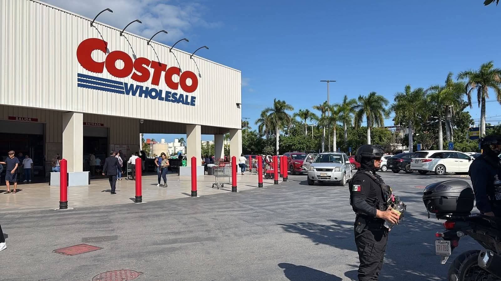 Asalto a plena luz del día en estacionamiento de Costco en Cancún