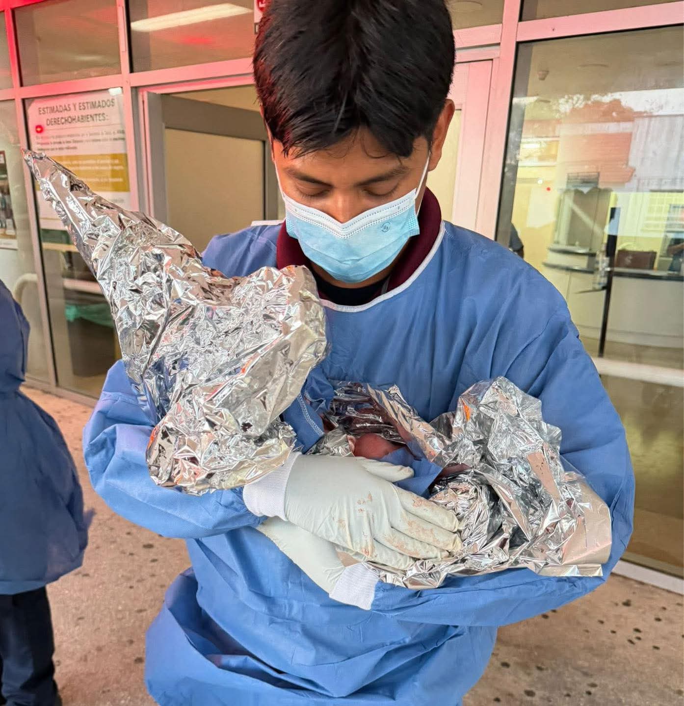 ¡CUANDO LA VIDA NO ESPERA… HÉROES EN ACCIÓN! NACE BEBÉ EN AMBULANCIA DE PROTECCIÓN CIVIL EN CANCÚN 👶❤️
