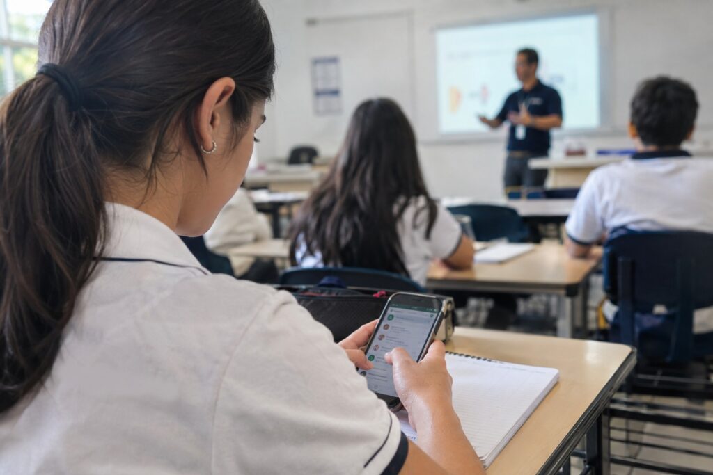 Celulares en aulas exigen algo más que prohibiciones